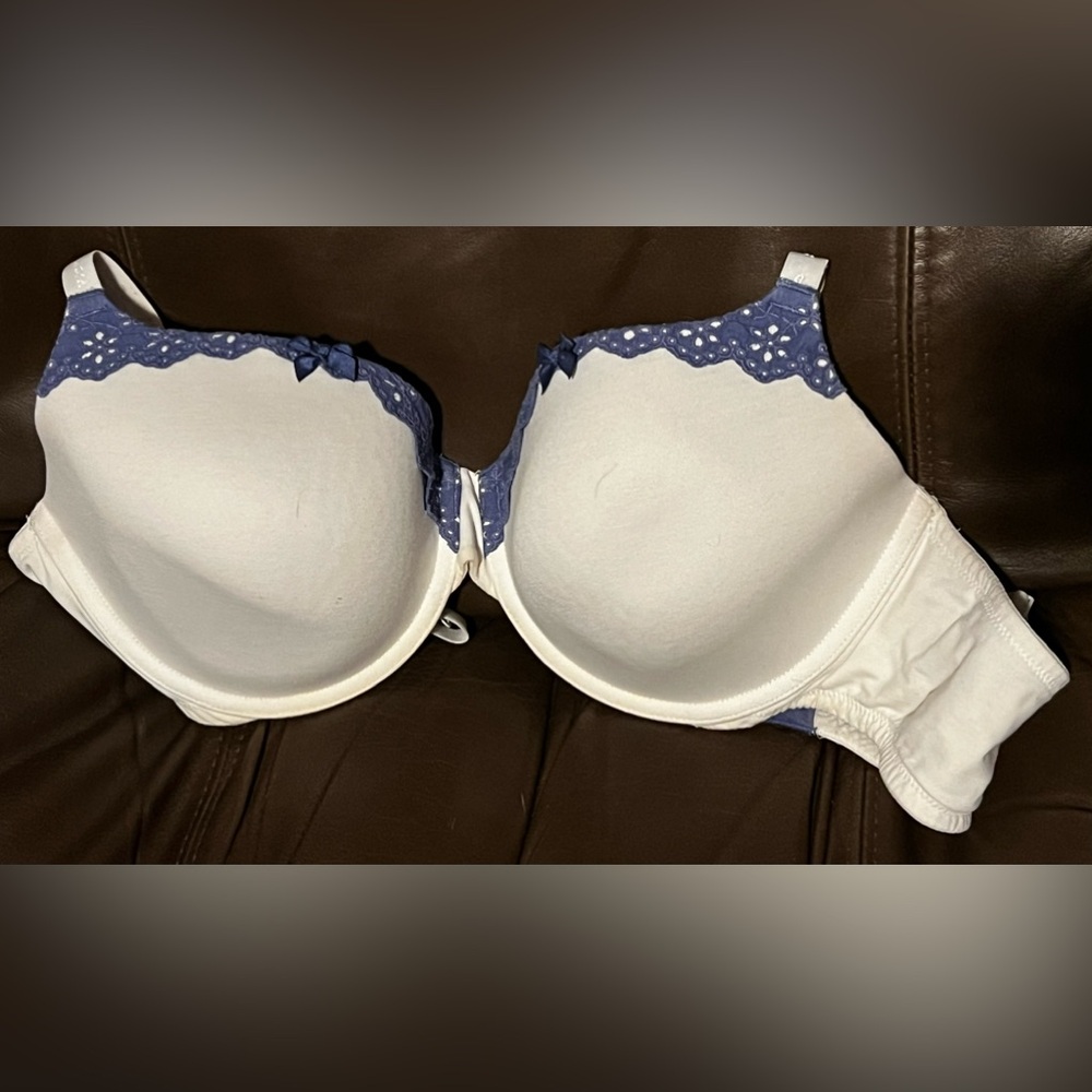 Victoria Secrets bra 38D white/blue lace